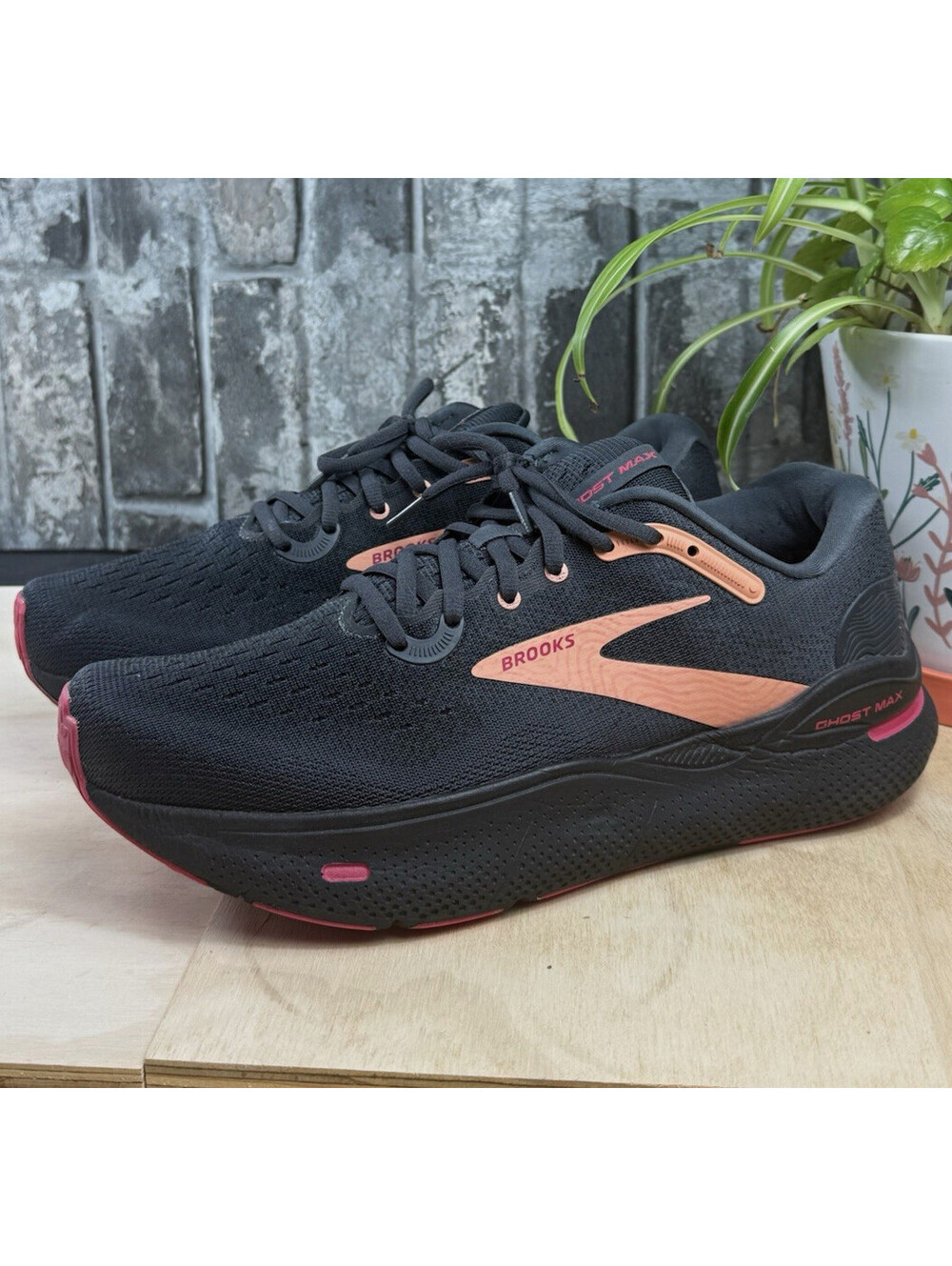 Brooks Ghost Max Men's Black/Pink Low Top Lace-Up Athletic Sneaker 1203951B049
